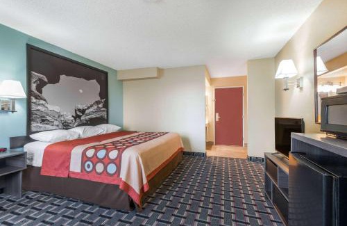 Dupont Hotel | Super 8 by Wyndham Henderson North East Denver