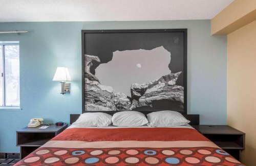 Dupont Hotel | Super 8 by Wyndham Henderson North East Denver