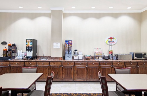 Aldine Hotel | Super 8 by Wyndham IAH West/Greenspoint