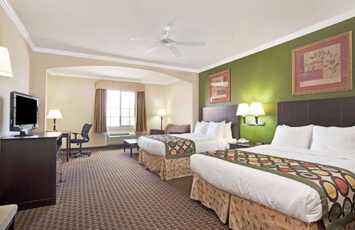 Aldine Hotel | Super 8 by Wyndham IAH West/Greenspoint