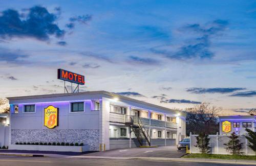 Lindenhurst Hotel | Super 8 by Wyndham Lindenhurst