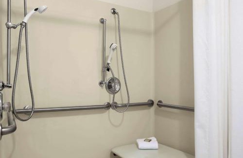 Manistee Hotel | Super 8 by Wyndham Manistee