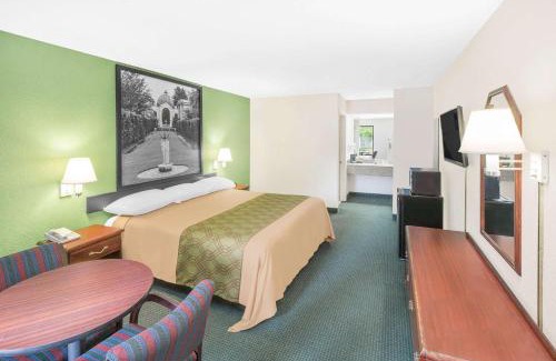 Mobile Hotel | Super 8 by Wyndham Mobile