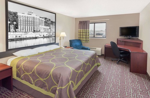 Muscatine Hotel | Super 8 by Wyndham Muscatine