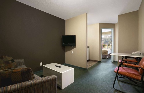 Revelstoke Hotel | Super 8 by Wyndham Revelstoke BC