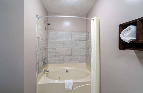 Shepherdsville Hotel | Super 8 by Wyndham Shepherdsville/Louisville South I65