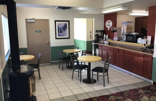 Salmon Hotel | Super 8 by Wyndham Salmon