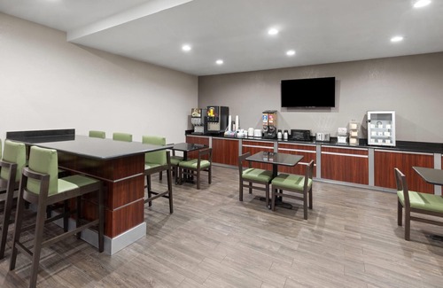 San Antonio Hotel | Super 8 by Wyndham San Antonio/Alamodome Area