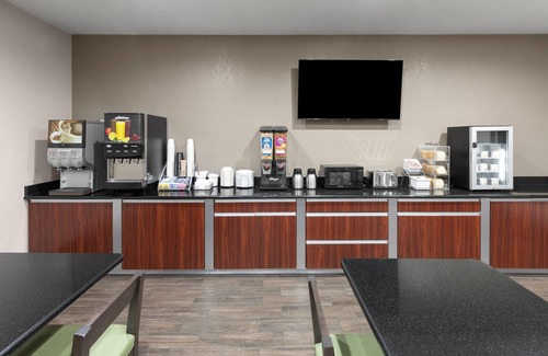 San Antonio Hotel | Super 8 by Wyndham San Antonio/Alamodome Area