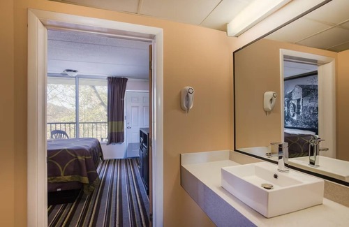 Sevierville Hotel | Super 8 by Wyndham Sevierville Riverside