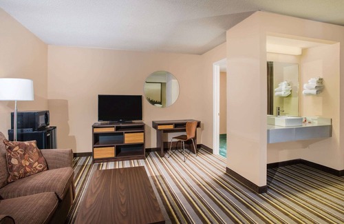 Sevierville Hotel | Super 8 by Wyndham Sevierville Riverside