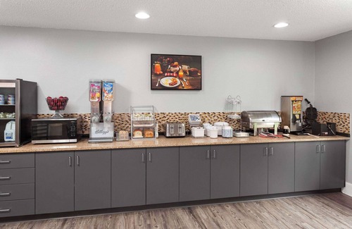Sun Prairie Hotel | Super 8 by Wyndham Sun Prairie/Madison E