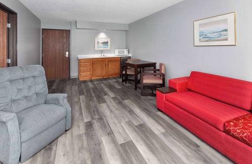 Sun Prairie Hotel | Super 8 by Wyndham Sun Prairie/Madison E
