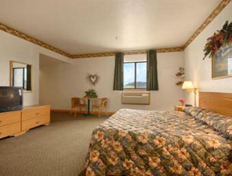 Uniontown Hotel | Super 8 by Wyndham Uniontown PA