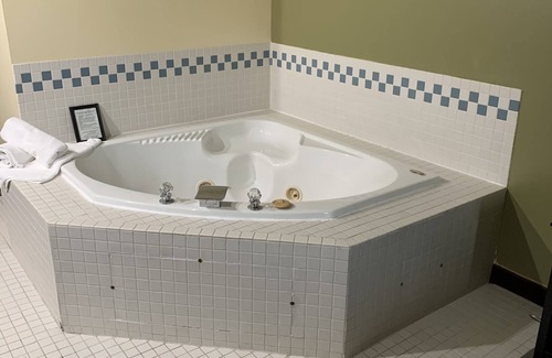 Watertown Hotel | Super 8 by Wyndham Watertown WI