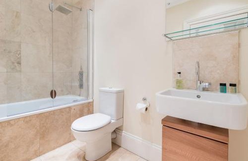 New Town Apartment | Super Central - Georgian Double Upper Flat with Castle Views in New Town