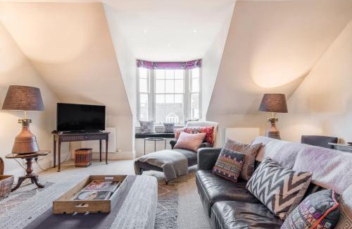 New Town Apartment | Super Central - Georgian Double Upper Flat with Castle Views in New Town