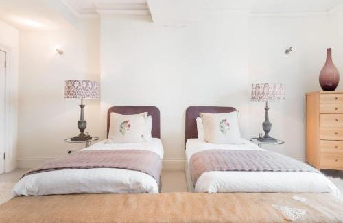 New Town Apartment | Super Central - Georgian Double Upper Flat with Castle Views in New Town