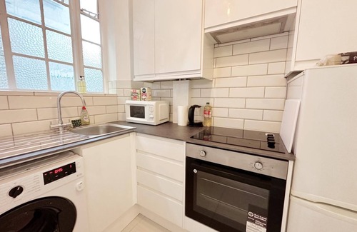 Kensington Apartment | Super Central - NEW Apartment with 24h Concierge!