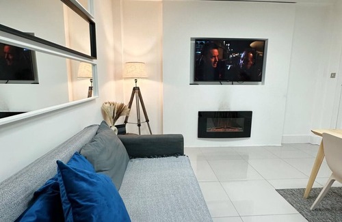 Kensington Apartment | Super Central - NEW Apartment with 24h Concierge!