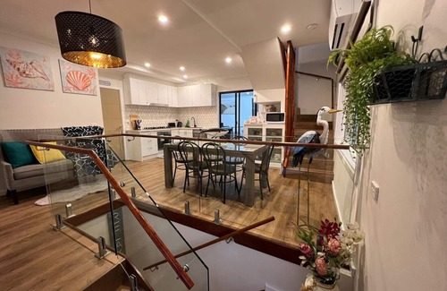 Rosebud Cottage | Super close to beach, shops & Rosebud Hotel.!