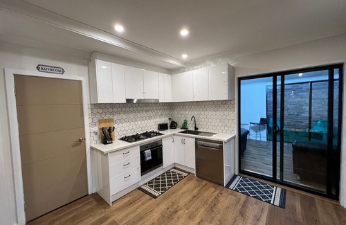 Rosebud Cottage | Super close to beach, shops & Rosebud Hotel.!