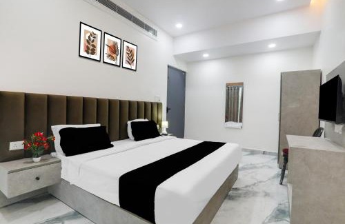 Lucknow Hotel | Super Collection O Quila Road Formerly JR Inn