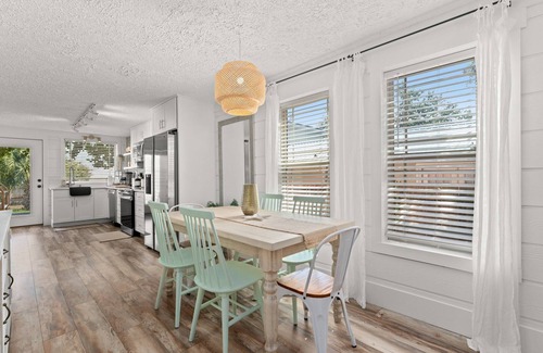 Holiday Beach House | Super Cute 2BR 2BA bungalow