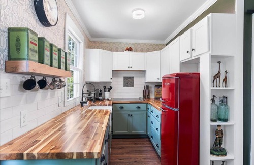 Mobile Cottage | Super Cute Historic Cottage pet friendly close to downtown Mobile