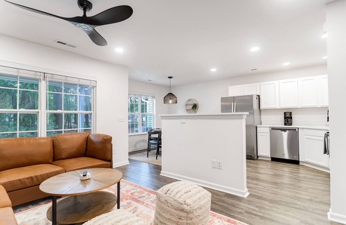 Charleston House | Super cute townhome close to all the best Charleston has to offer!