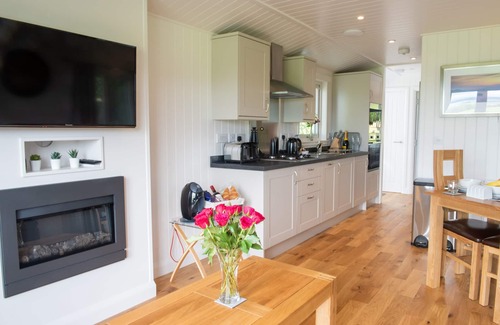 Port Glasgow Cabin | Super King Lodge-Sleeps 2-HotTub-Sea View