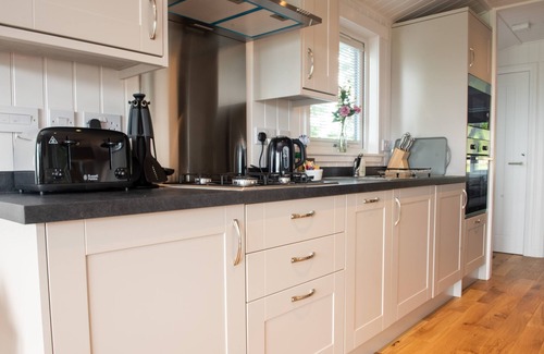 Port Glasgow Cabin | Super King Lodge-Sleeps 2-HotTub-Sea View