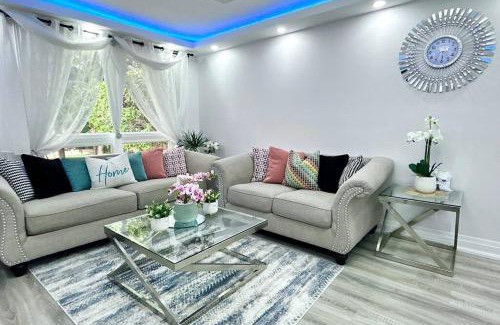 Malvern House | Super Luxury Family Home - 3 Bedrooms, 1 Full Bathroom and 1 Half Washroom with Free Parking, Wifi, Netflix