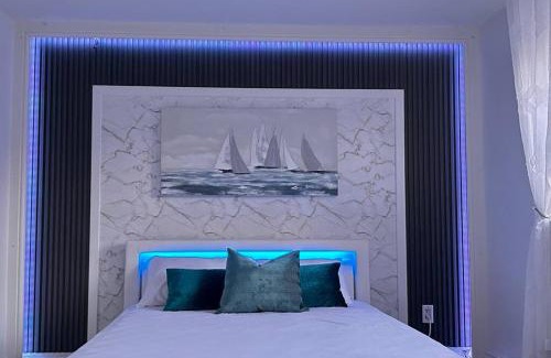 Malvern House | Super Luxury Family Home - 3 Bedrooms, 1 Full Bathroom and 1 Half Washroom with Free Parking, Wifi, Netflix