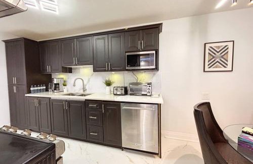 Malvern House | Super Luxury Family Home - 3 Bedrooms, 1 Full Bathroom and 1 Half Washroom with Free Parking, Wifi, Netflix