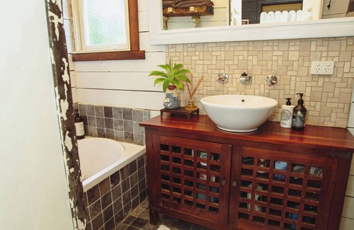 Jan Juc Bed & Breakfast | Super Vibey 4-room beach guest suite. Breaky goodies included.