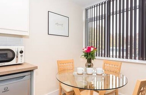 Horsham Apartment | Superb 1 bed apartment close to Horsham Town and Train Station