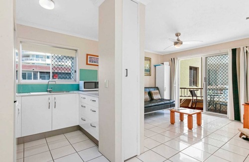 Burleigh Heads Apartment | Superb 1 Bedroom Apartment Near the Beach