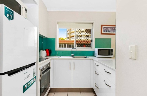 Burleigh Heads Apartment | Superb 1 Bedroom Apartment Near the Beach
