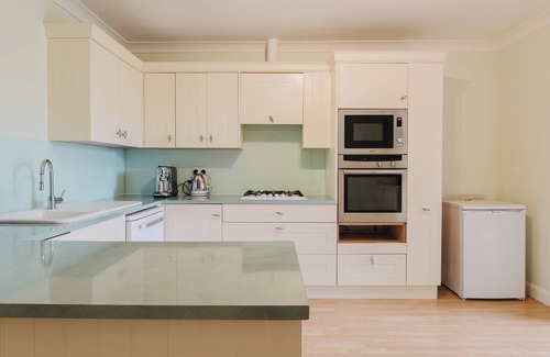 Witney House | Superb 4-bedroom house in Minster Lovell, sleeps 10.