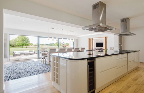 Witney House | Superb 4-bedroom house in Minster Lovell, sleeps 10.