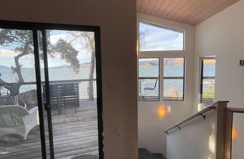 Clear Lake House | Superb 5-bedroom house on the lake in charming Lower Lake, family & pet friendly