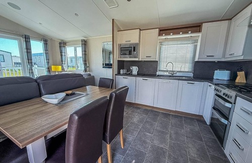 Hopton House | Superb 6 berth caravan at Broadland Sands Holiday Park in Suffolk ref 20025CF