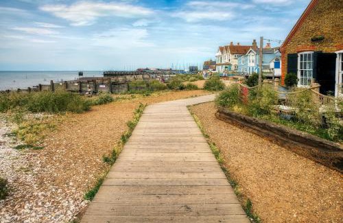 Leysdown-on-Sea Other | Superb 6 Berth Caravan At Harts Holiday Park In Kent Ref 74101B