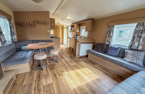 Skegness House | Superb 8 berth caravan at Southview Holiday Park near Skegness ref 33027TC