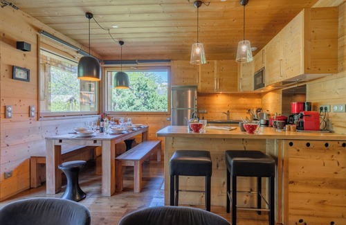 Le Serre Barbin Apartment | Superb 8-room apartment in chalet. South-facing garden and terrace. Fireplace