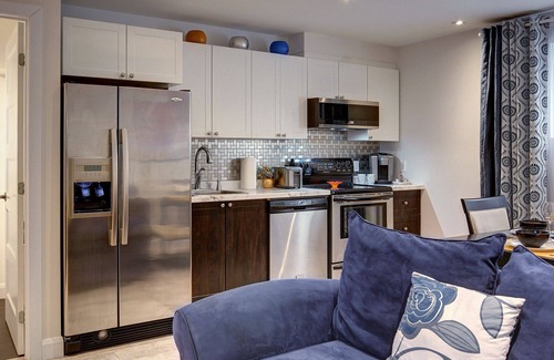 Brossard Apartment | Superb apartment 15 min from Montreal - Free Parking