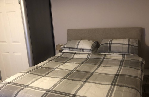 Bourne Apartment | Superb Apartment with Sky Glass TV and Netflix