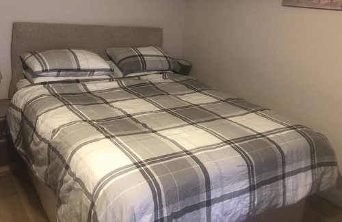 Bourne Apartment | Superb Apartment with Sky Glass TV and Netflix