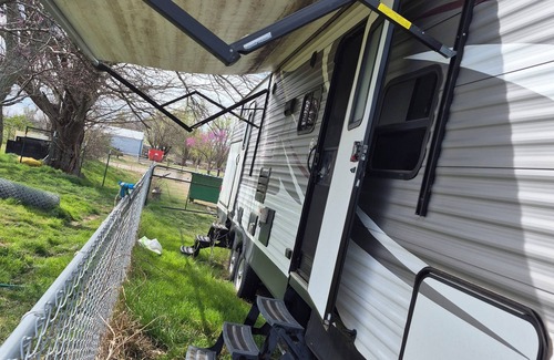 Glencoe RV Rental | Superb campground in Glencoe with travel trailer that sleeps7 to 8 people.